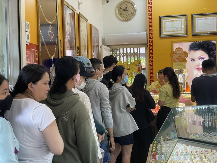 Tiệm vàng ở TP.HCM kín khách ngày giá lên 128 triệu đồng/lượng- Ảnh 2. Tiệm vàng ở TP.HCM kín khách ngày giá lên 128 triệu đồng/lượng- Ảnh 2.