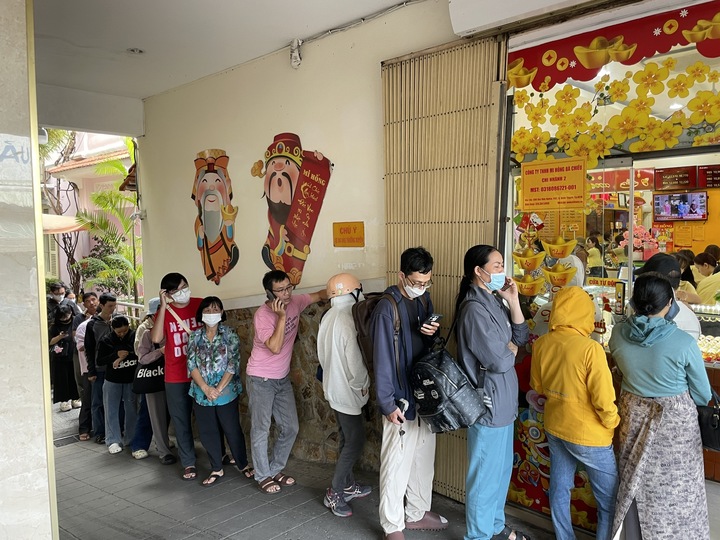Tiệm vàng ở TP.HCM kín khách ngày giá lên 128 triệu đồng/lượng- Ảnh 3. Tiệm vàng ở TP.HCM kín khách ngày giá lên 128 triệu đồng/lượng- Ảnh 3.