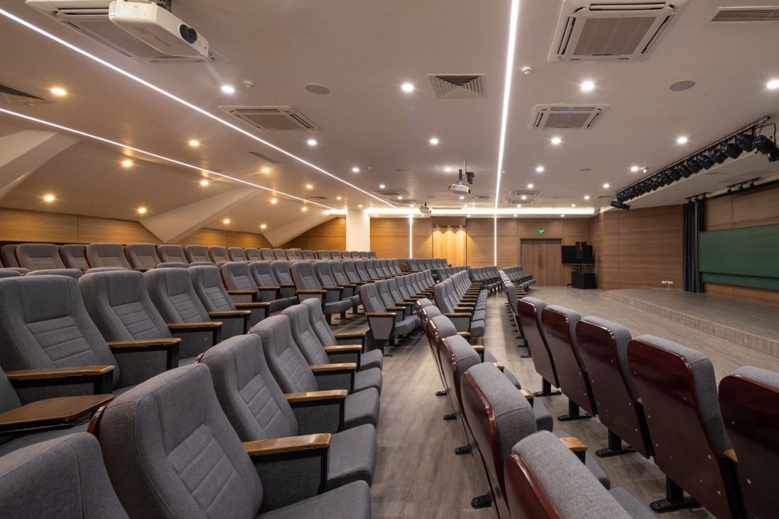 Được cải tạo từ 1 trường tiểu học cũ, công trình hơn 2.000m2 hình chữ U này gây ấn tượng với thiết kế bất đối xứng, còn giành giải quốc tế danh giá- Ảnh 3.