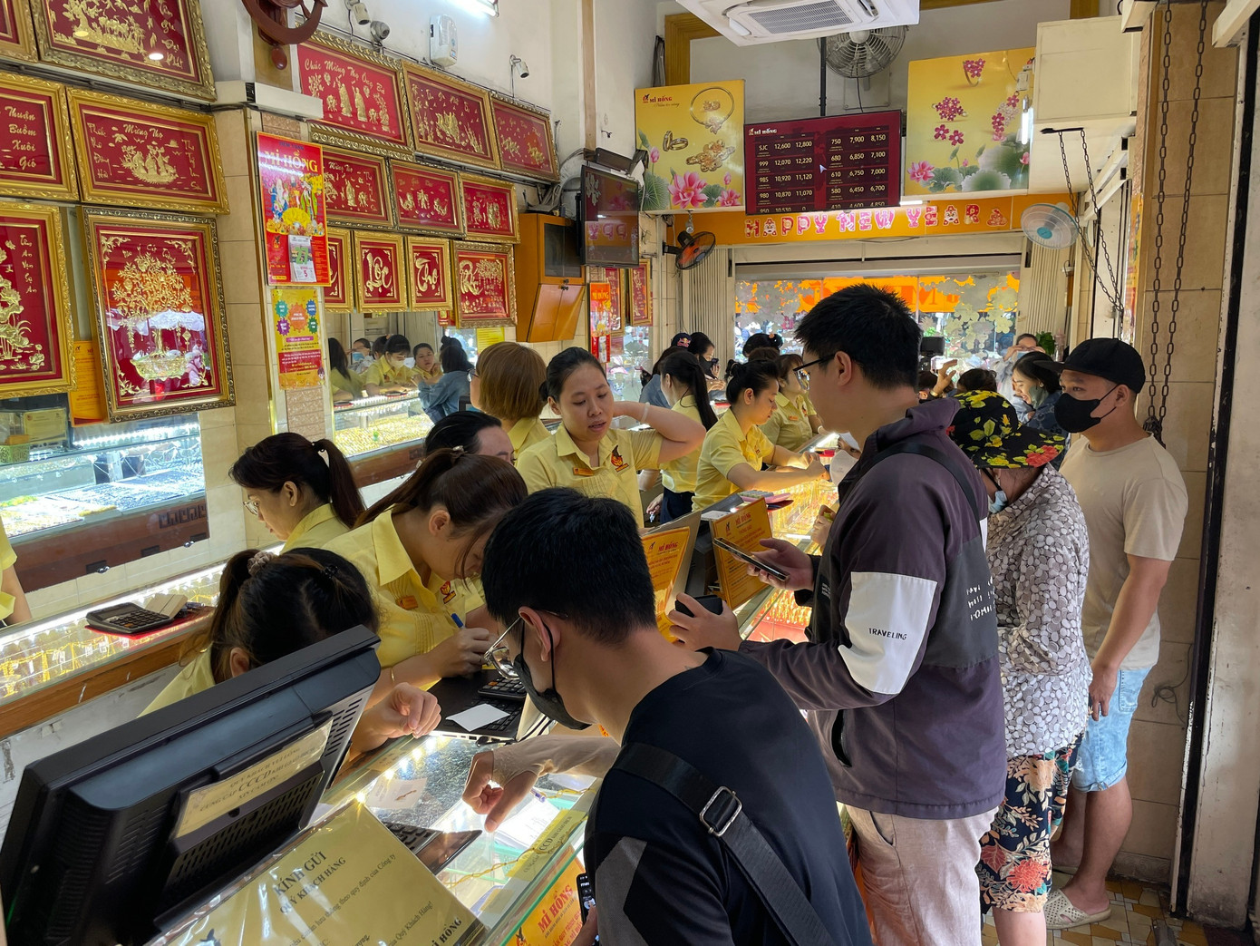 Người dân chen chân 'vét' sạch vàng giữa 'cơn bão' giá- Ảnh 9. Người dân chen chân 'vét' sạch vàng giữa 'cơn bão' giá- Ảnh 9.