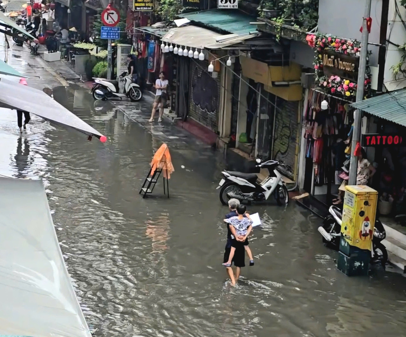 Bao giờ Hà Nội thoát cảnh 'phố biến thành sông' sau cơn mưa?- Ảnh 1. Bao giờ Hà Nội thoát cảnh 'phố biến thành sông' sau cơn mưa?- Ảnh 1.