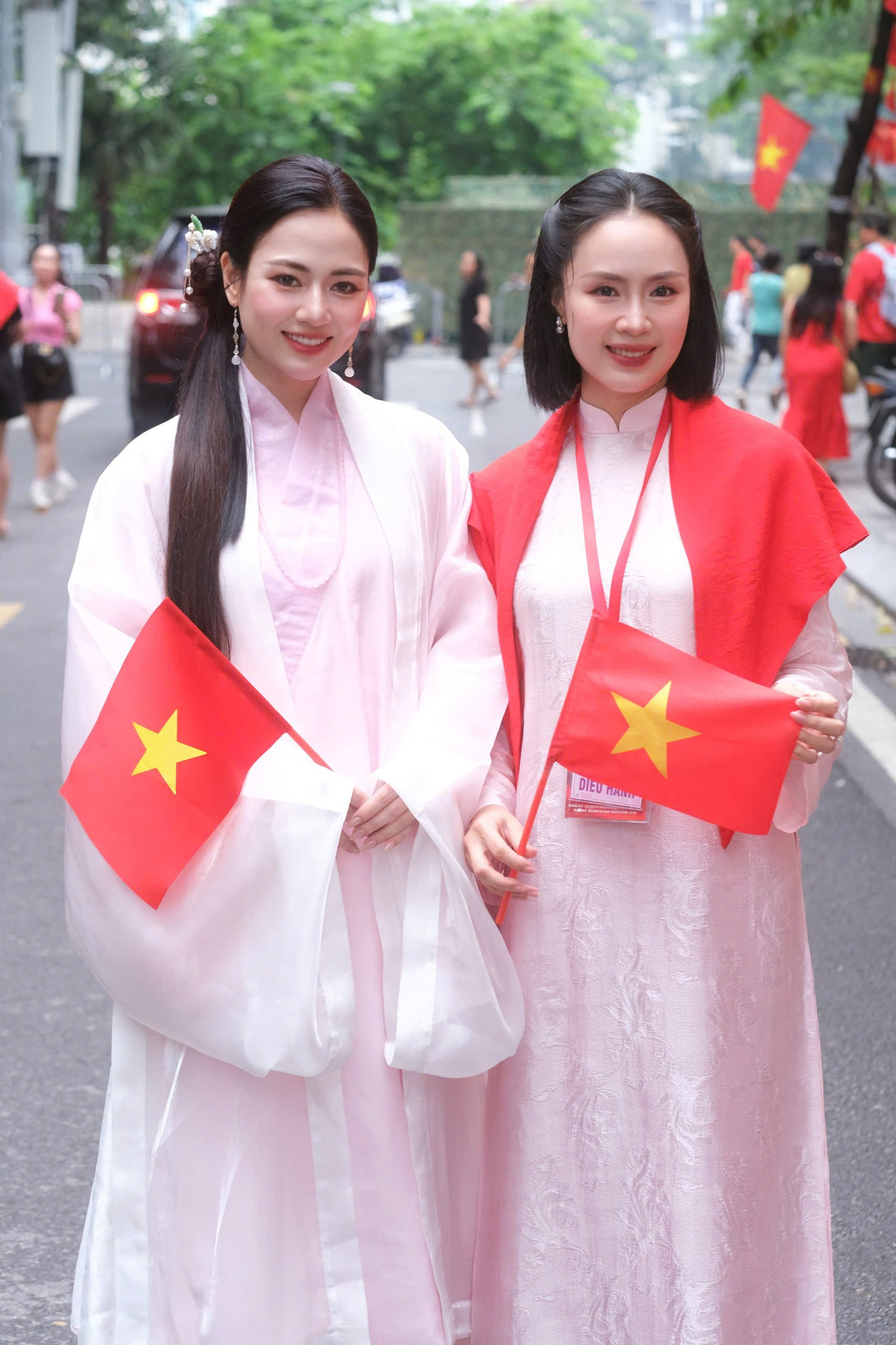Đen Vâu, Hoàng Thùy Linh và xạ thủ Hoàng Xuân Vinh diễu hành ở Quảng trường Ba Đình- Ảnh 11. Đen Vâu, Hoàng Thùy Linh và xạ thủ Hoàng Xuân Vinh diễu hành ở Quảng trường Ba Đình- Ảnh 11.