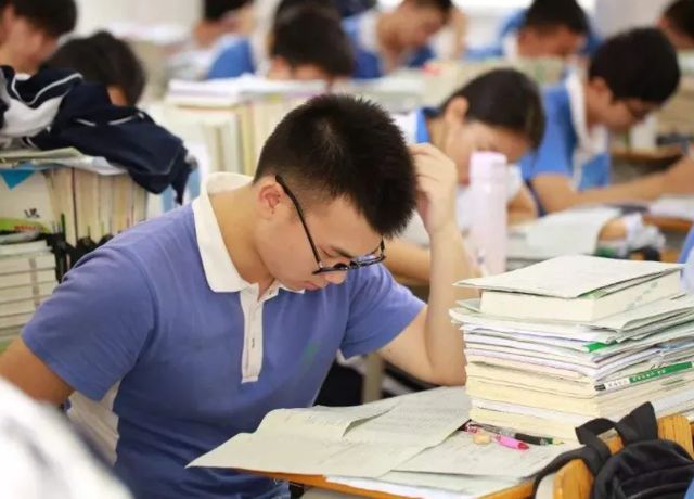 Đỗ đại học danh tiếng được gia đình mở tiệc ăn mừng, mấy ngày sau nam sinh liền đòi thi lại, thừa nhận: “Trường rất tốt nhưng con thấy hụt hẫng”- Ảnh 2.