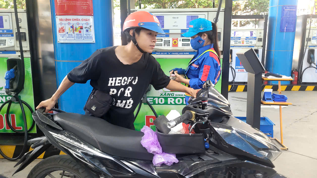 Xăng dầu đồng loạt tăng giá, diesel vượt 18 ngàn đồng/lít- Ảnh 1. Xăng dầu đồng loạt tăng giá, diesel vượt 18 ngàn đồng/lít- Ảnh 1.