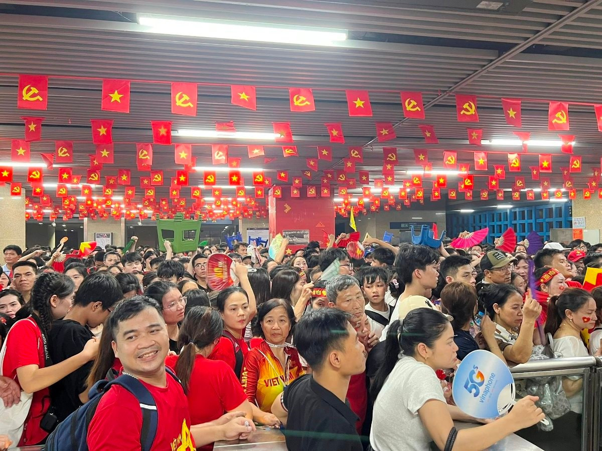 Nửa đêm huy động xe buýt để giảm tải hành khách cho tàu điện- Ảnh 1. Nửa đêm huy động xe buýt để giảm tải hành khách cho tàu điện- Ảnh 1.