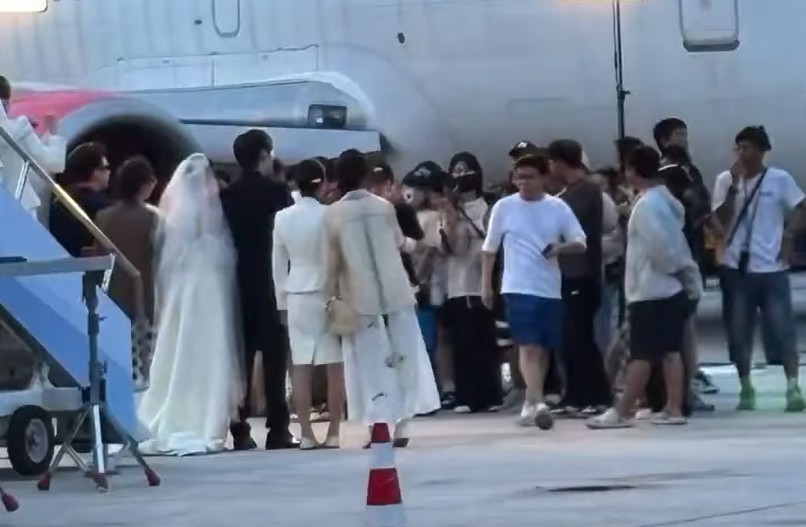 Đám cưới diễn ra ở sân bay đang viral khắp MXH: Nhà gái là cơ trưởng đẹp ná thở, nhà trai là phó tổng hãng hàng không- Ảnh 3. Đám cưới diễn ra ở sân bay đang viral khắp MXH: Nhà gái là cơ trưởng đẹp ná thở, nhà trai là phó tổng hãng hàng không- Ảnh 3.