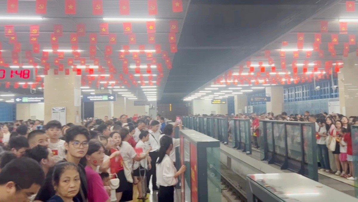 Nửa đêm huy động xe buýt để giảm tải hành khách cho tàu điện- Ảnh 2. Nửa đêm huy động xe buýt để giảm tải hành khách cho tàu điện- Ảnh 2.