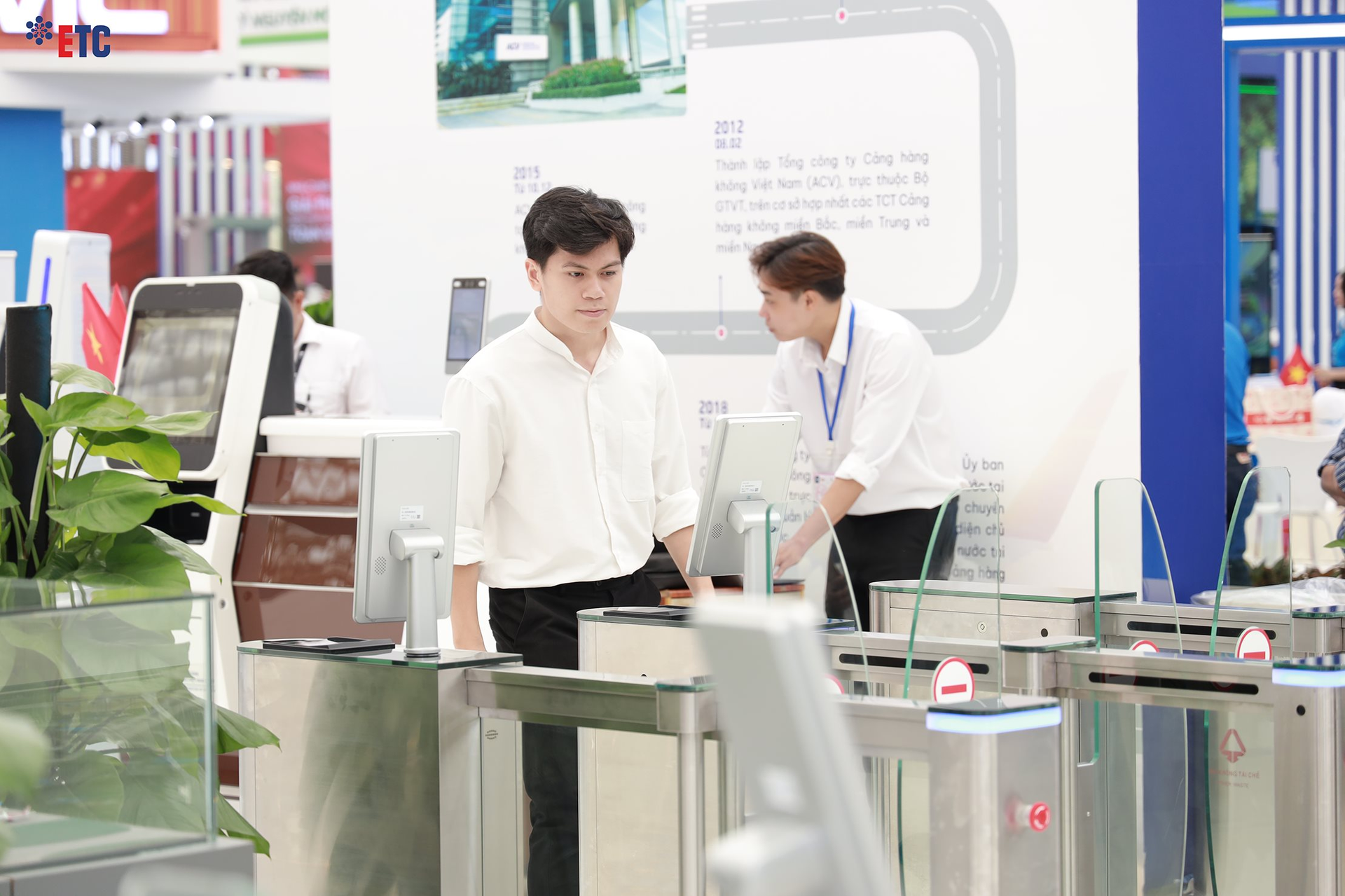 Ấn tượng trải nghiệm công nghệ hàng không thông minh tại Triển lãm thành tựu Đất nước- Ảnh 1. Ấn tượng trải nghiệm công nghệ hàng không thông minh tại Triển lãm thành tựu Đất nước- Ảnh 1.