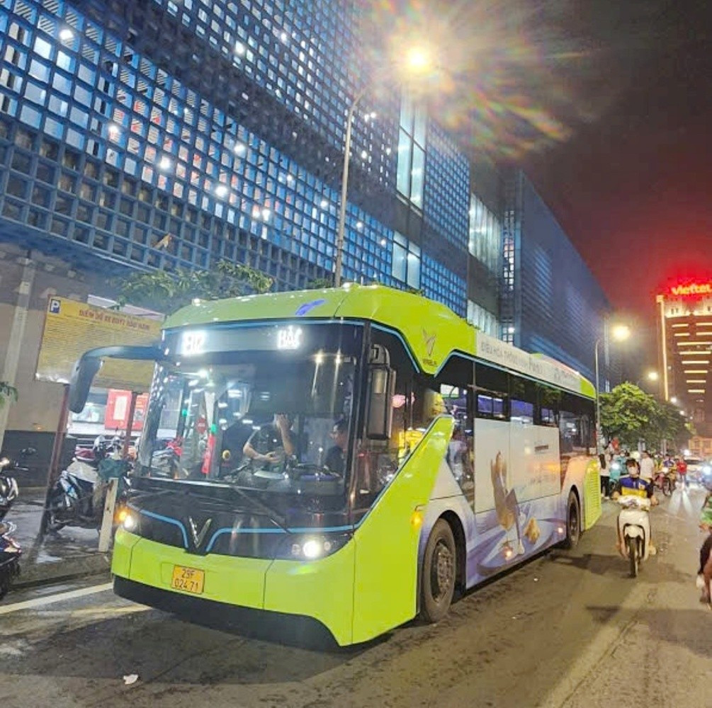 Nửa đêm huy động xe buýt để giảm tải hành khách cho tàu điện- Ảnh 3. Nửa đêm huy động xe buýt để giảm tải hành khách cho tàu điện- Ảnh 3.
