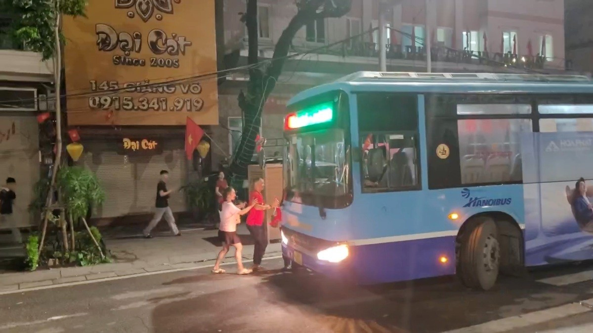 Nửa đêm huy động xe buýt để giảm tải hành khách cho tàu điện- Ảnh 4. Nửa đêm huy động xe buýt để giảm tải hành khách cho tàu điện- Ảnh 4.