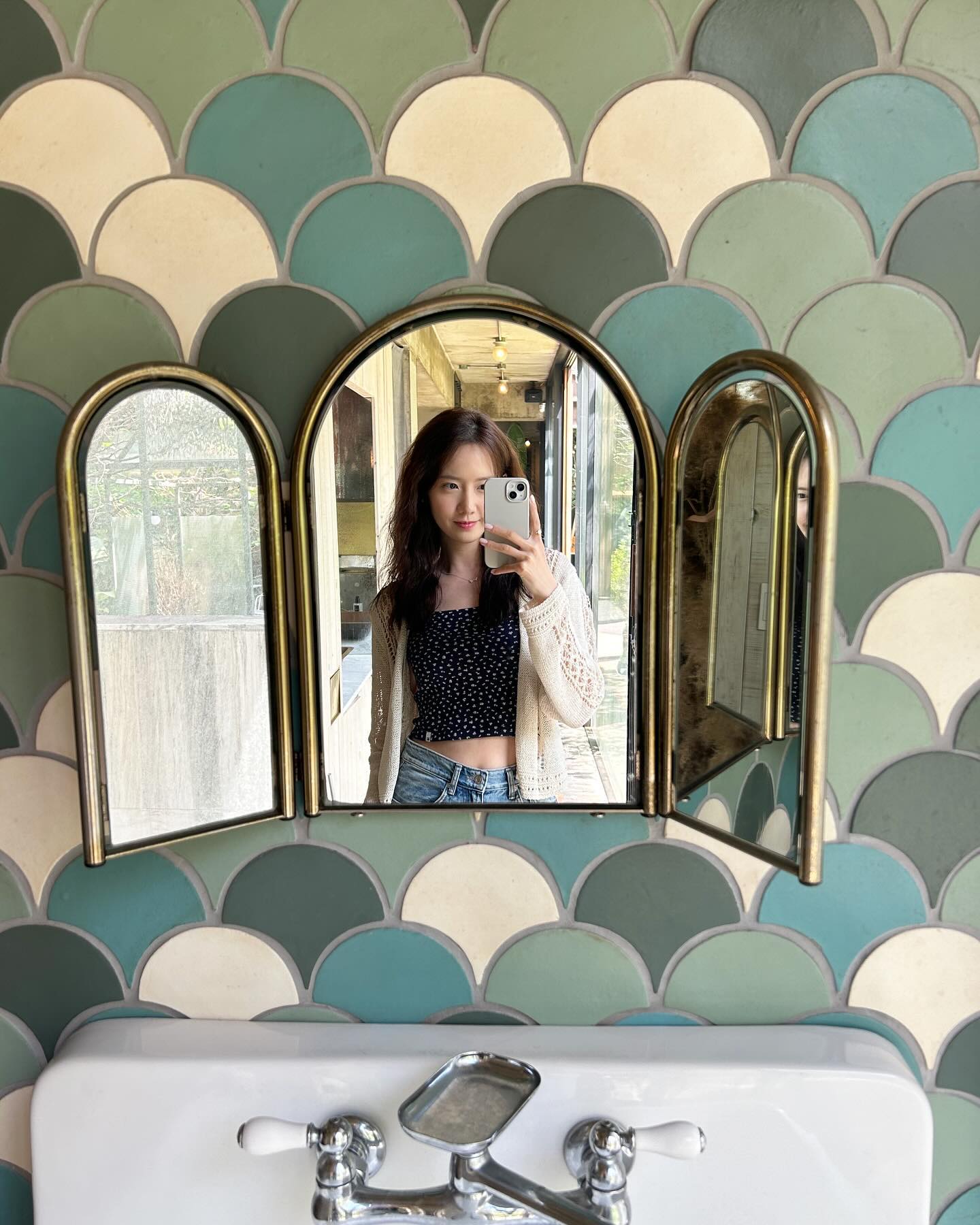 Nữ chính phim Hàn hot nhất hiện tại: Là huyền thoại nhan sắc, thời trang đơn giản mà tinh tế mọi lúc mọi nơi- Ảnh 10. Nữ chính phim Hàn hot nhất hiện tại: Là huyền thoại nhan sắc, thời trang đơn giản mà tinh tế mọi lúc mọi nơi- Ảnh 10.