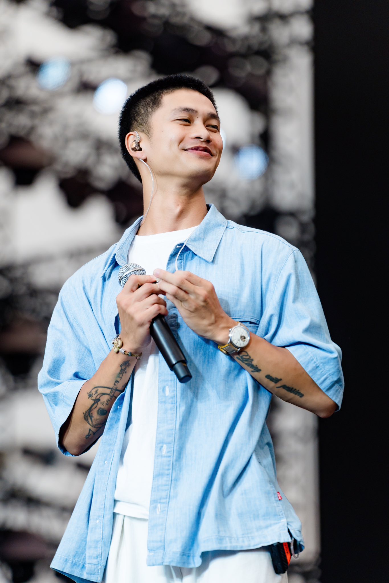 Ca sĩ số 1 của “concert quốc gia”: 2 ca khúc viral từ A50 đến A80, hát hay giọng ngọt cứ hát là bật khóc- Ảnh 2.