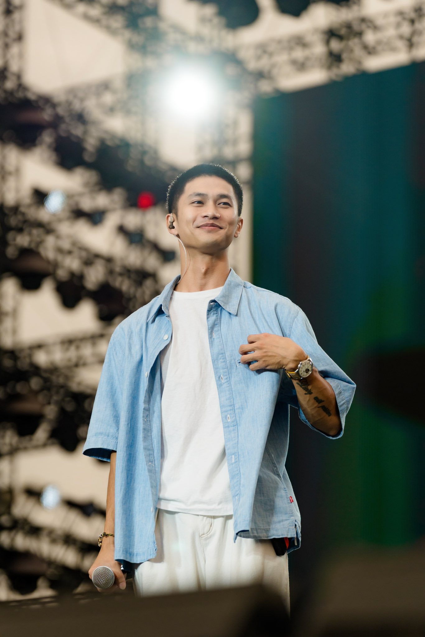 Ca sĩ số 1 của “concert quốc gia”: 2 ca khúc viral từ A50 đến A80, hát hay giọng ngọt cứ hát là bật khóc- Ảnh 5.