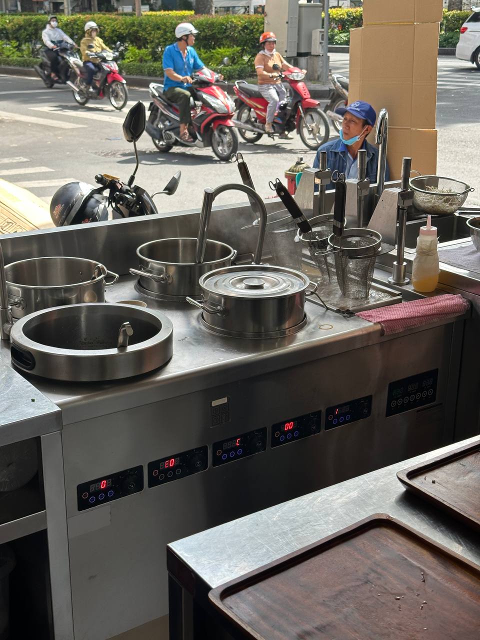 Tiệm mì bán món gia truyền, dùng toàn máy móc điện nhưng hương vị lại đỉnh thế này!- Ảnh 6. Tiệm mì bán món gia truyền, dùng toàn máy móc điện nhưng hương vị lại đỉnh thế này!- Ảnh 6.