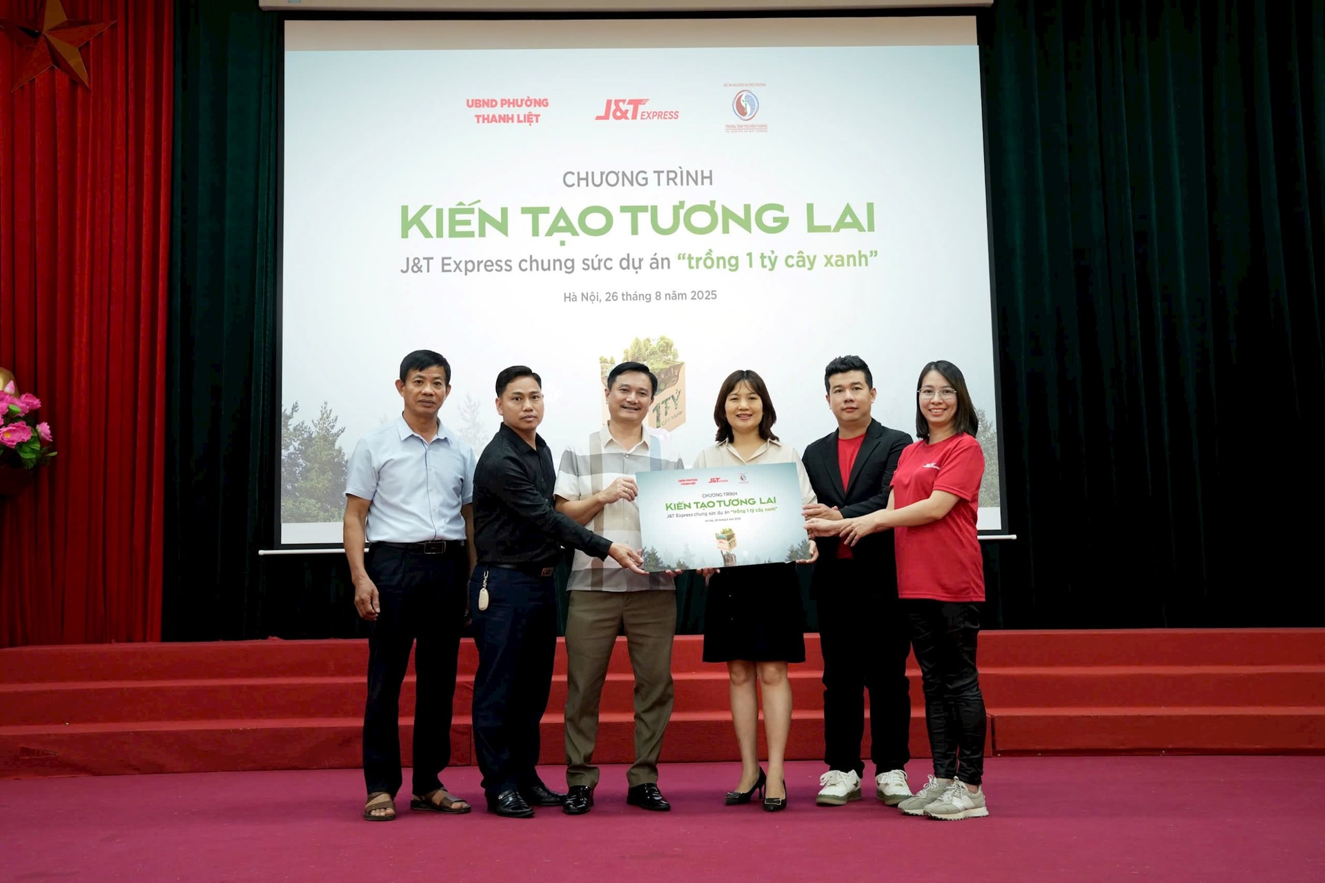 J&T Express hưởng ứng phong trào trồng cây lan tỏa tinh thần xanh trong dịp kỷ niệm 80 năm Quốc khánh- Ảnh 2. J&T Express hưởng ứng phong trào trồng cây lan tỏa tinh thần xanh trong dịp kỷ niệm 80 năm Quốc khánh- Ảnh 2.