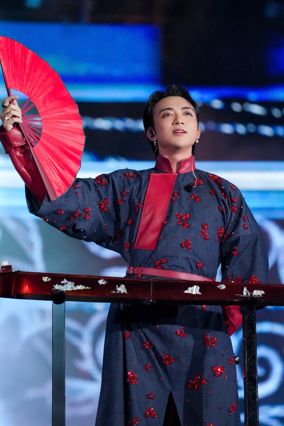 Nam ca sĩ đắt show dịp Đại lễ 2/9, có cộng đồng fan cực “khủng”: Ủng hộ 300 triệu đồng cho đồng bào miền Trung ngay tại concert Quốc gia- Ảnh 1. Nam ca sĩ đắt show dịp Đại lễ 2/9, có cộng đồng fan cực “khủng”: Ủng hộ 300 triệu đồng cho đồng bào miền Trung ngay tại concert Quốc gia- Ảnh 1.