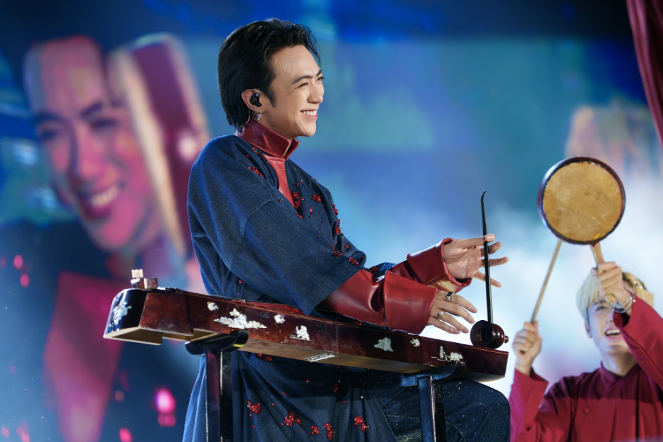 Nam ca sĩ đắt show dịp Đại lễ 2/9, có cộng đồng fan cực “khủng”: Ủng hộ 300 triệu đồng cho đồng bào miền Trung ngay tại concert Quốc gia- Ảnh 6. Nam ca sĩ đắt show dịp Đại lễ 2/9, có cộng đồng fan cực “khủng”: Ủng hộ 300 triệu đồng cho đồng bào miền Trung ngay tại concert Quốc gia- Ảnh 6.