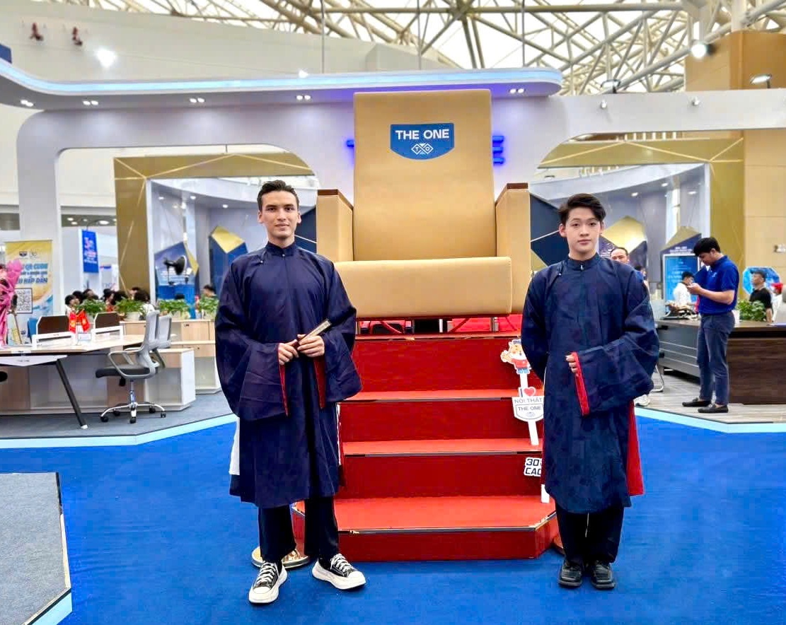 Ghé thăm ‘Ghế The One’ - Biểu tượng 2,5m của gian hàng The One tại A80- Ảnh 1. Ghé thăm ‘Ghế The One’ - Biểu tượng 2,5m của gian hàng The One tại A80- Ảnh 1.