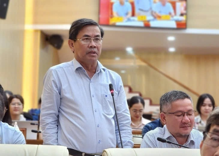 Hàng loạt Phó giám đốc Sở ở Quảng Ngãi nghỉ hưu trước tuổi- Ảnh 1. Hàng loạt Phó giám đốc Sở ở Quảng Ngãi nghỉ hưu trước tuổi- Ảnh 1.