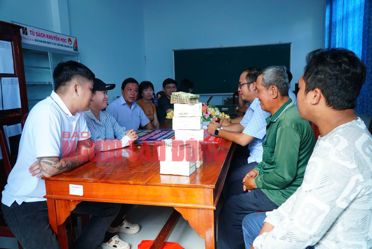NÓNG: Ông Ba Minh nhận gần 1,6 tỉ đồng từ 2 Facebooker- Ảnh 5. NÓNG: Ông Ba Minh nhận gần 1,6 tỉ đồng từ 2 Facebooker- Ảnh 5.