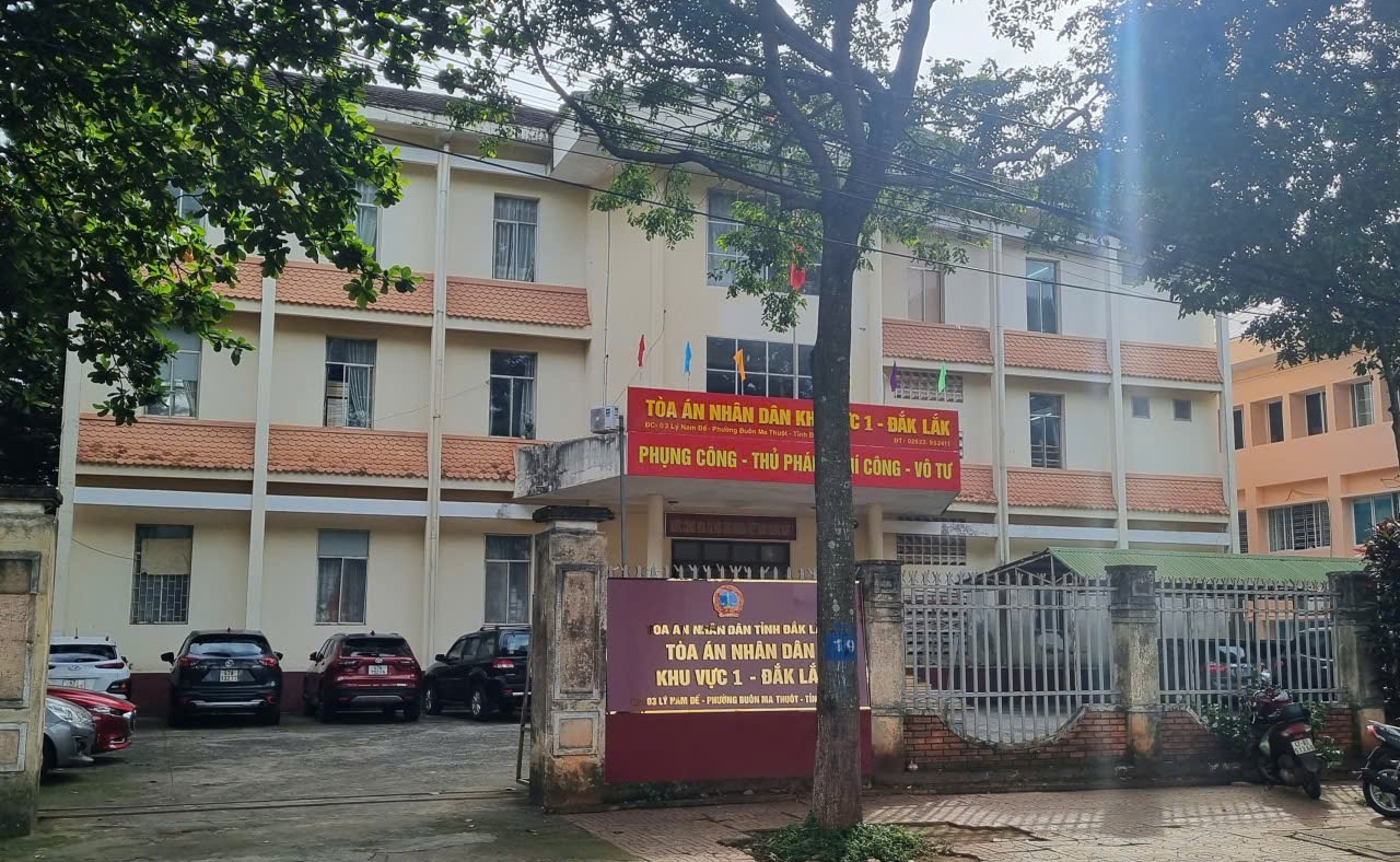 Tạm giữ 1 cựu Phó Chánh án TAND khu vực- Ảnh 1. Tạm giữ 1 cựu Phó Chánh án TAND khu vực- Ảnh 1.