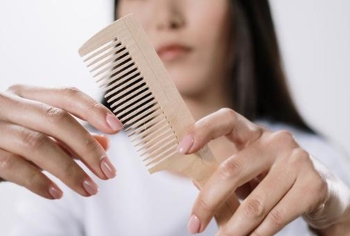 Không cầu kì hay tốn kém, phương pháp này của Đông y chỉ tốn 5 phút mỗi ngày mà ngừa được tóc rụng- Ảnh 3. Không cầu kì hay tốn kém, phương pháp này của Đông y chỉ tốn 5 phút mỗi ngày mà ngừa được tóc rụng- Ảnh 3.