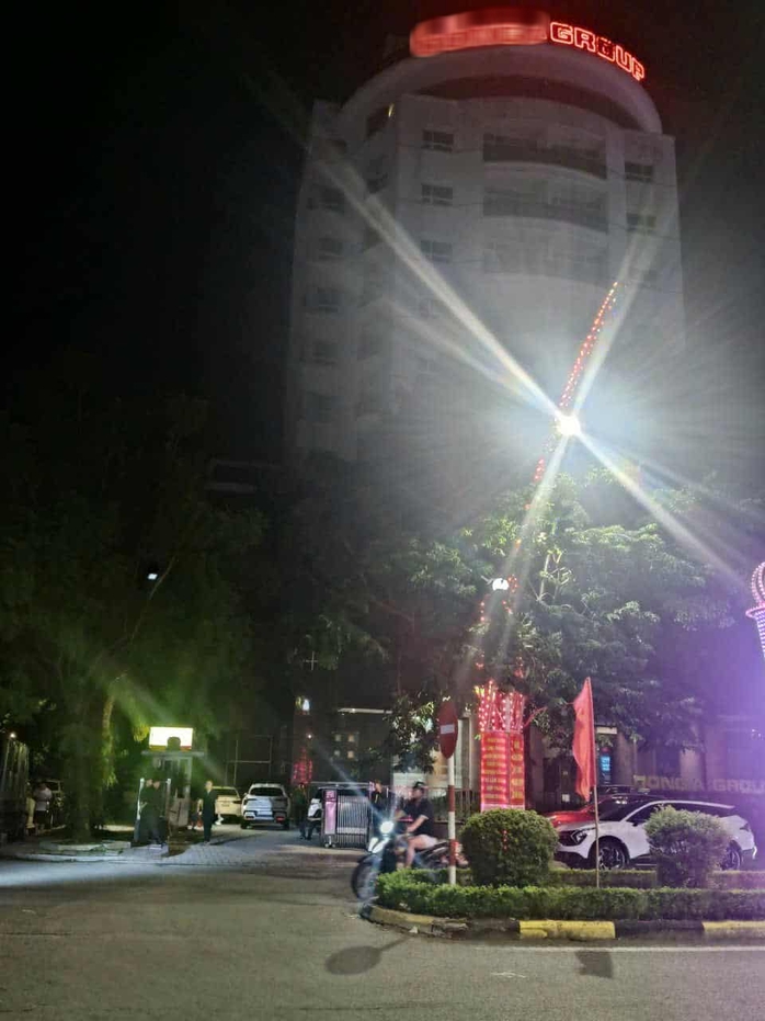 Nhiều cảnh sát xuất hiện tại dinh thự của doanh nhân nổi tiếng Thanh Hóa- Ảnh 4. Nhiều cảnh sát xuất hiện tại dinh thự của doanh nhân nổi tiếng Thanh Hóa- Ảnh 4.