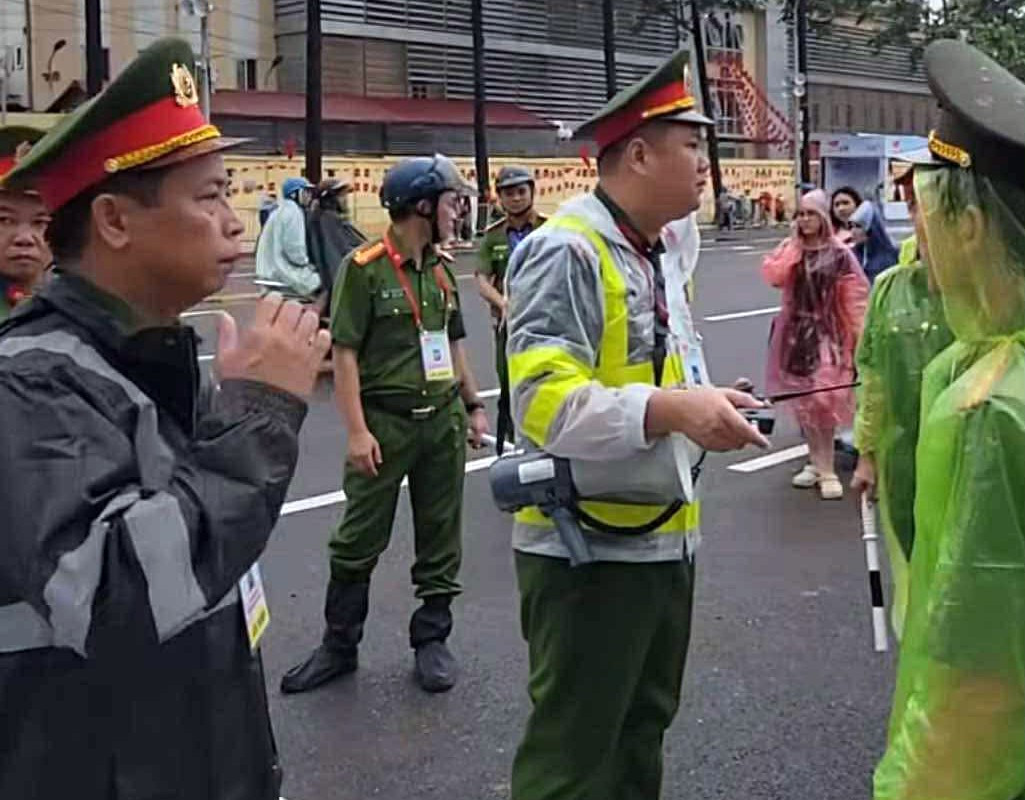 Công an phường Ba Đình xử lý 5 trường hợp 'bán chỗ' xem diễu binh, diễu hành- Ảnh 1. Công an phường Ba Đình xử lý 5 trường hợp 'bán chỗ' xem diễu binh, diễu hành- Ảnh 1.