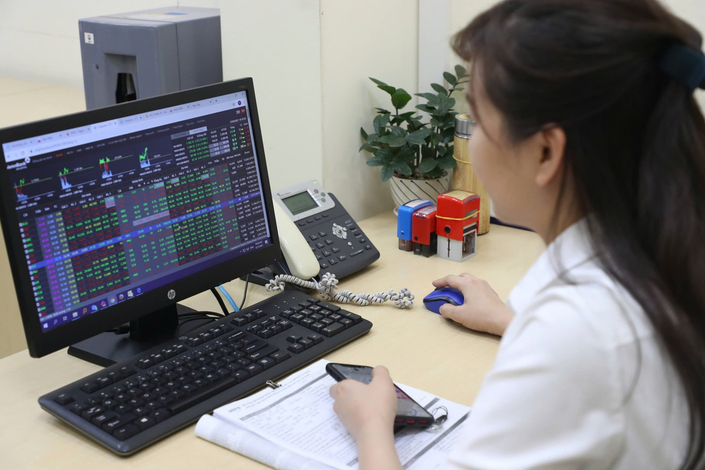 Chứng khoán rung lắc trước kỳ nghỉ lễ- Ảnh 1. Chứng khoán rung lắc trước kỳ nghỉ lễ- Ảnh 1.