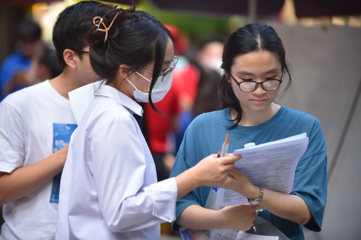Mùa tuyển sinh lạ chưa từng có: Xét tuyển như canh bạc, thí sinh đỗ trượt mập mờ- Ảnh 1. Mùa tuyển sinh lạ chưa từng có: Xét tuyển như canh bạc, thí sinh đỗ trượt mập mờ- Ảnh 1.