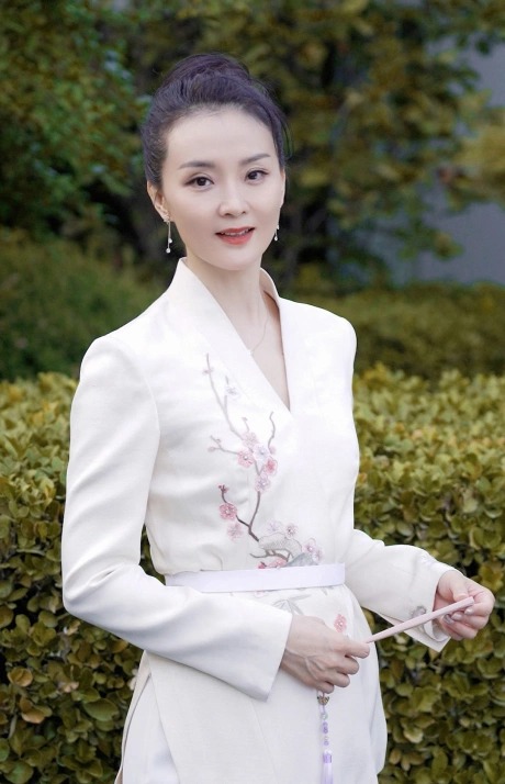 Ai khổ bằng mỹ nhân đẹp nhất Hoàn Châu Cách Cách: Hết bị mẹ chồng coi như người ở, giờ còng lưng trả nợ 4.000 tỷ cho chồng đại gia- Ảnh 4.