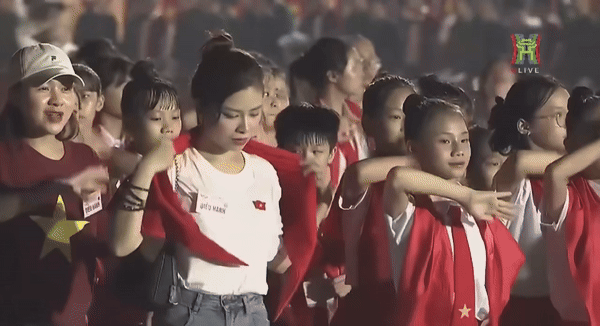 1 sao nữ "ngơ ngác" đi lạc vào khối Thiếu nhi khi sơ duyệt, biểu cảm 15 giây gây bão mạng!- Ảnh 1. 1 sao nữ "ngơ ngác" đi lạc vào khối Thiếu nhi khi sơ duyệt, biểu cảm 15 giây gây bão mạng!- Ảnh 1.