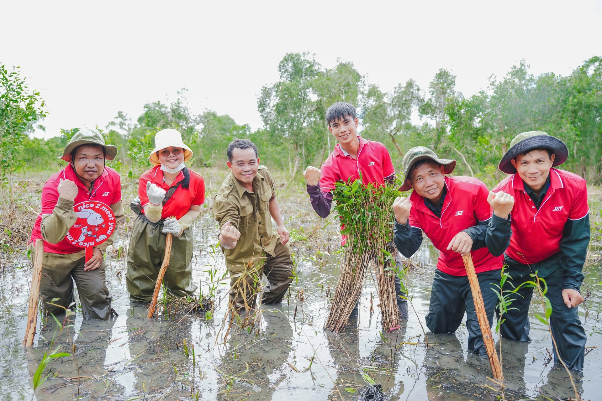 J&T Express hưởng ứng phong trào trồng cây lan tỏa tinh thần xanh trong dịp kỷ niệm 80 năm Quốc khánh- Ảnh 4. J&T Express hưởng ứng phong trào trồng cây lan tỏa tinh thần xanh trong dịp kỷ niệm 80 năm Quốc khánh- Ảnh 4.