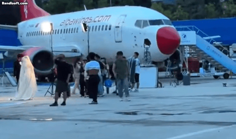 Đám cưới diễn ra ở sân bay đang viral khắp MXH: Nhà gái là cơ trưởng đẹp ná thở, nhà trai là phó tổng hãng hàng không- Ảnh 1. Đám cưới diễn ra ở sân bay đang viral khắp MXH: Nhà gái là cơ trưởng đẹp ná thở, nhà trai là phó tổng hãng hàng không- Ảnh 1.