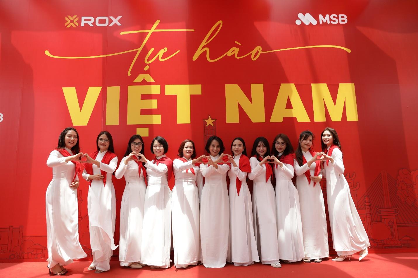 ROX Tower rực rỡ cờ hoa, lan tỏa tinh thần tự hào Việt Nam- Ảnh 2. ROX Tower rực rỡ cờ hoa, lan tỏa tinh thần tự hào Việt Nam- Ảnh 2.
