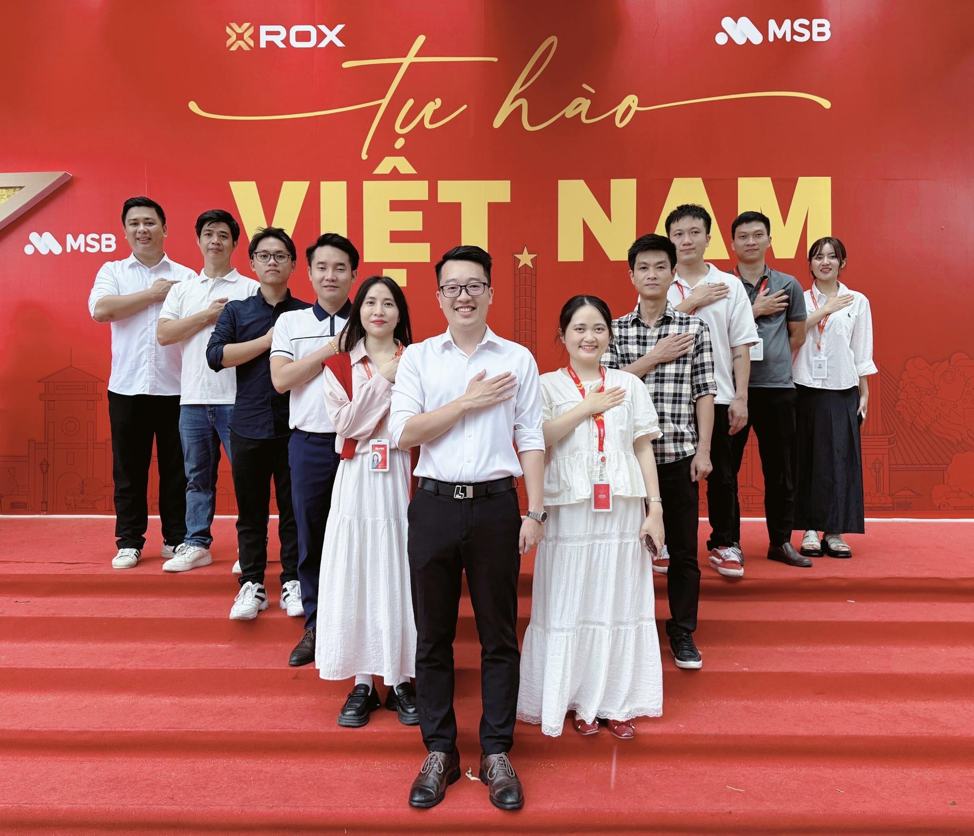 ROX Tower rực rỡ cờ hoa, lan tỏa tinh thần tự hào Việt Nam- Ảnh 7. ROX Tower rực rỡ cờ hoa, lan tỏa tinh thần tự hào Việt Nam- Ảnh 7.