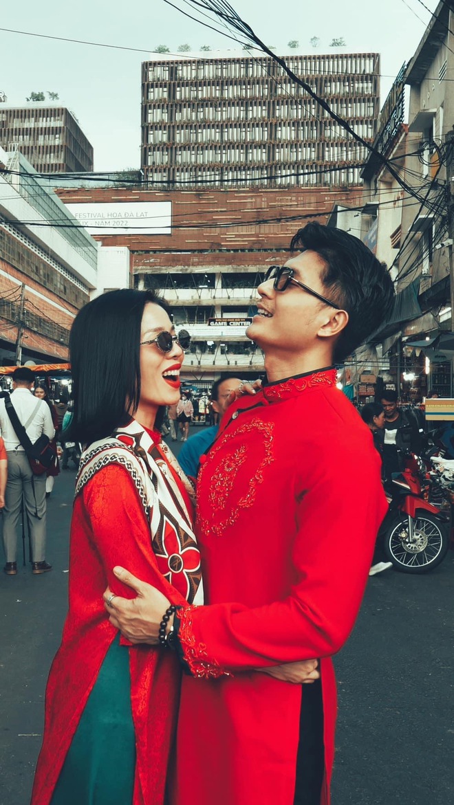 Cặp chị - em hot nhất Vbiz: Công khai tình cảm sau vài tháng ly hôn, 4 năm yêu toàn sóng gió- Ảnh 9. Cặp chị - em hot nhất Vbiz: Công khai tình cảm sau vài tháng ly hôn, 4 năm yêu toàn sóng gió- Ảnh 9.