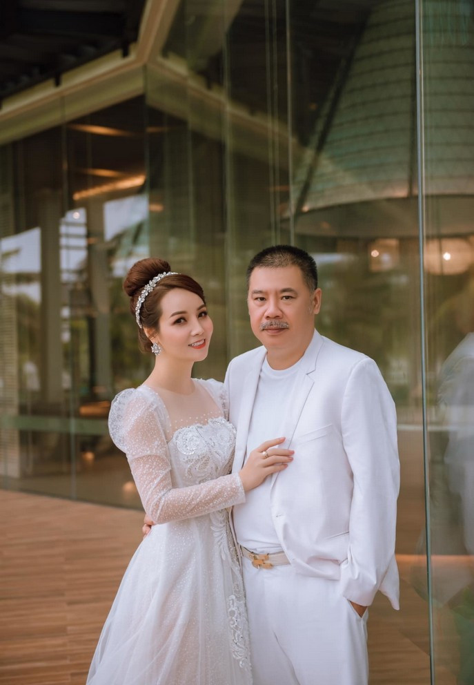 Nữ nghệ sĩ ở biệt thự triệu đô 2 mặt tiền quận 7, hôn nhân viên mãn với chồng đại gia bất động sản- Ảnh 2. Nữ nghệ sĩ ở biệt thự triệu đô 2 mặt tiền quận 7, hôn nhân viên mãn với chồng đại gia bất động sản- Ảnh 2.