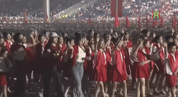 1 sao nữ "ngơ ngác" đi lạc vào khối Thiếu nhi khi sơ duyệt, biểu cảm 15 giây gây bão mạng!- Ảnh 2. 1 sao nữ "ngơ ngác" đi lạc vào khối Thiếu nhi khi sơ duyệt, biểu cảm 15 giây gây bão mạng!- Ảnh 2.