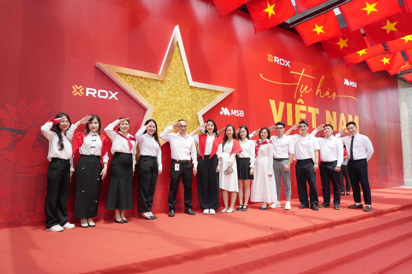 ROX Tower rực rỡ cờ hoa, lan tỏa tinh thần tự hào Việt Nam- Ảnh 1. ROX Tower rực rỡ cờ hoa, lan tỏa tinh thần tự hào Việt Nam- Ảnh 1.