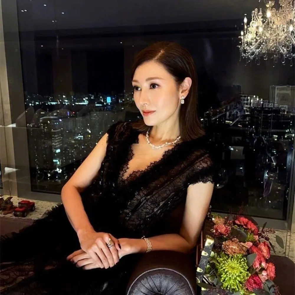 Hoa hậu mang 2 dòng máu dù U60 vẫn sở hữu eo “con kiến”, vóc dáng như thời đôi mươi: Bí quyết đơn giản chị em nào cũng có thể làm được- Ảnh 1. Hoa hậu mang 2 dòng máu dù U60 vẫn sở hữu eo “con kiến”, vóc dáng như thời đôi mươi: Bí quyết đơn giản chị em nào cũng có thể làm được- Ảnh 1.