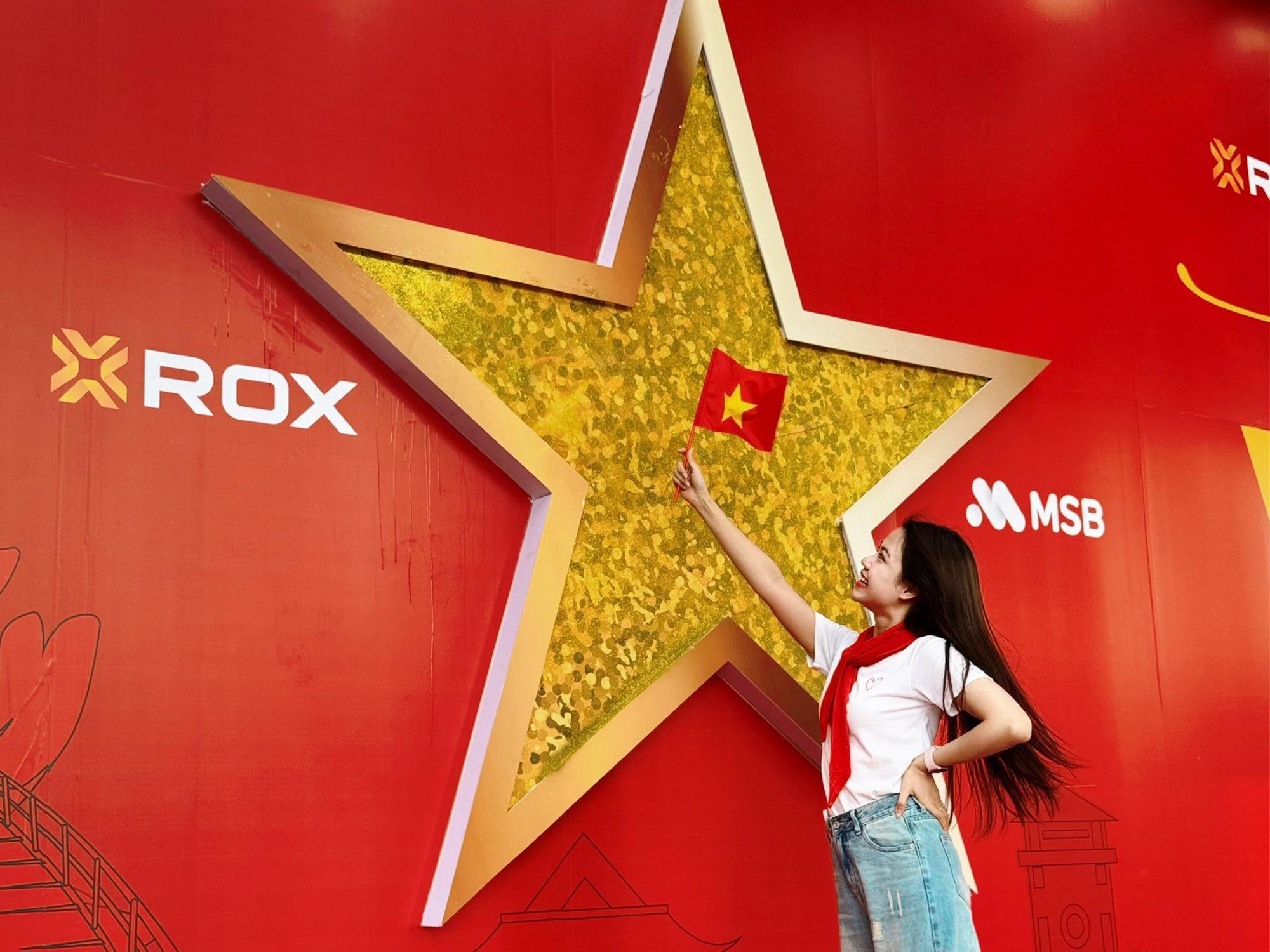 ROX Tower rực rỡ cờ hoa, lan tỏa tinh thần tự hào Việt Nam- Ảnh 4. ROX Tower rực rỡ cờ hoa, lan tỏa tinh thần tự hào Việt Nam- Ảnh 4.