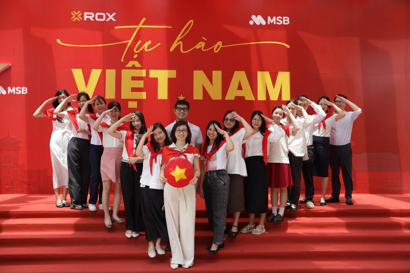 ROX Tower rực rỡ cờ hoa, lan tỏa tinh thần tự hào Việt Nam- Ảnh 5. ROX Tower rực rỡ cờ hoa, lan tỏa tinh thần tự hào Việt Nam- Ảnh 5.