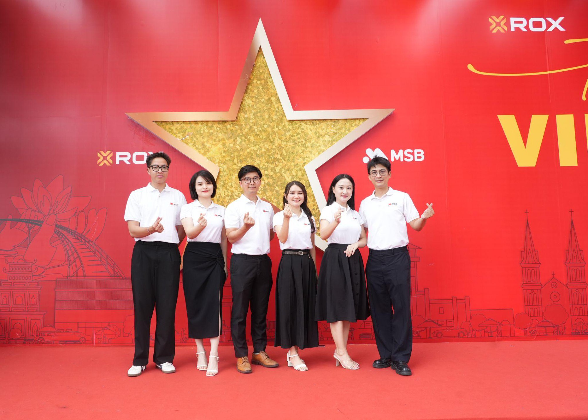 ROX Tower rực rỡ cờ hoa, lan tỏa tinh thần tự hào Việt Nam- Ảnh 6. ROX Tower rực rỡ cờ hoa, lan tỏa tinh thần tự hào Việt Nam- Ảnh 6.