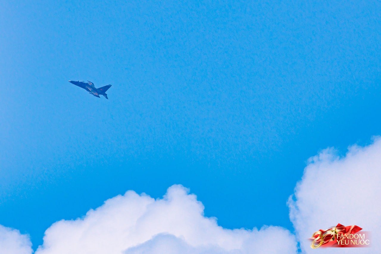 Mãn nhãn: Trực thăng kéo cờ, tiêm kích xé gió bay lượn trên bầu trời Hà Nội, người dân thích thú hò reo theo những tiếng vang rền- Ảnh 14.