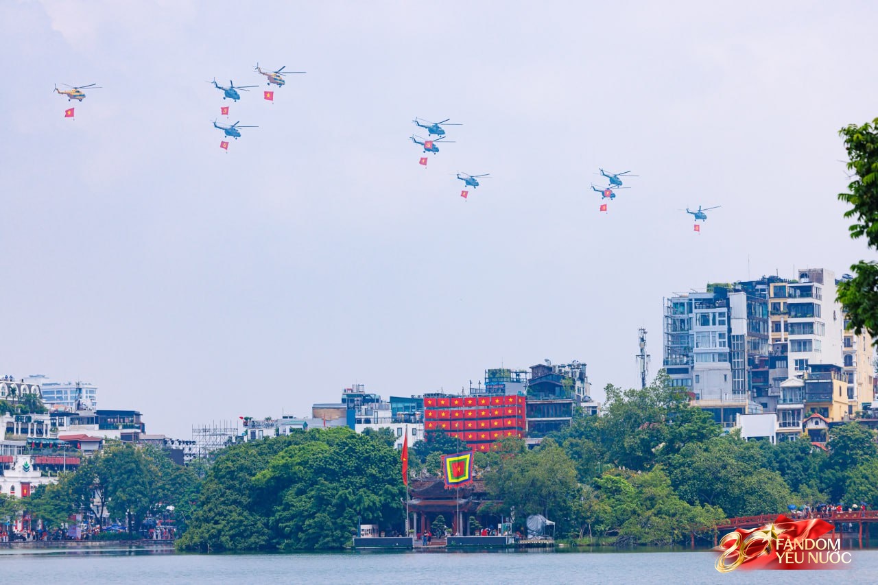 Mãn nhãn: Trực thăng kéo cờ, tiêm kích xé gió bay lượn trên bầu trời Hà Nội, người dân thích thú hò reo theo những tiếng vang rền- Ảnh 3.