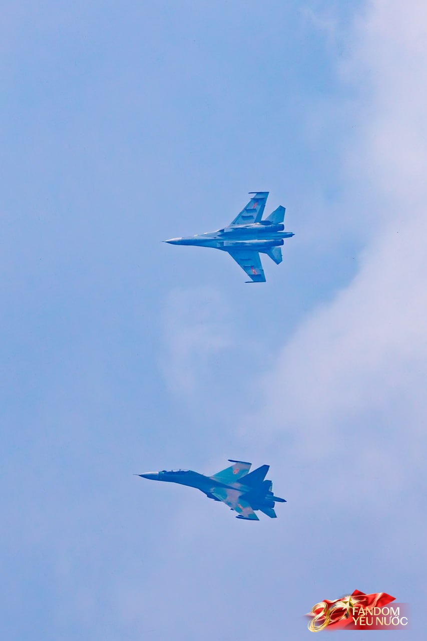 Mãn nhãn: Trực thăng kéo cờ, tiêm kích xé gió bay lượn trên bầu trời Hà Nội, người dân thích thú hò reo theo những tiếng vang rền- Ảnh 12.