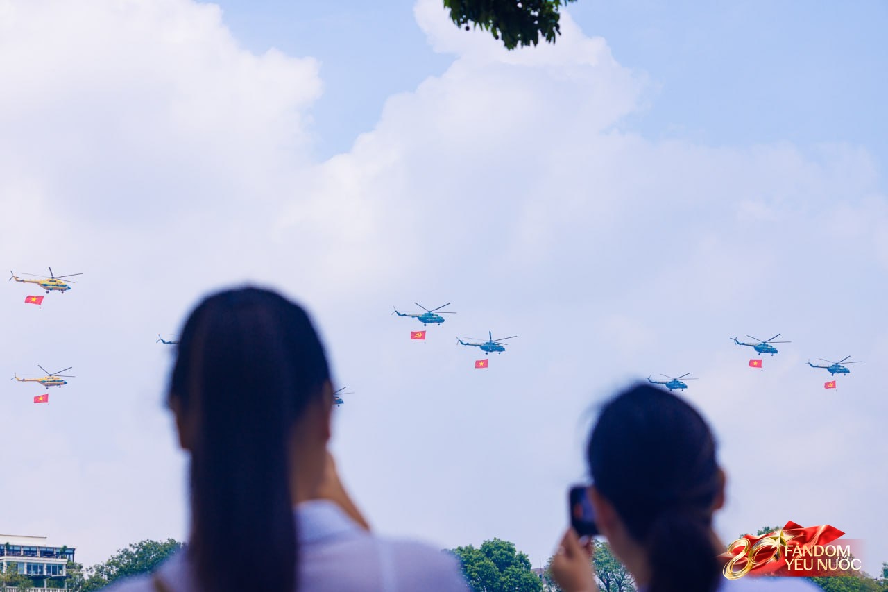 Mãn nhãn: Trực thăng kéo cờ, tiêm kích xé gió bay lượn trên bầu trời Hà Nội, người dân thích thú hò reo theo những tiếng vang rền- Ảnh 15.