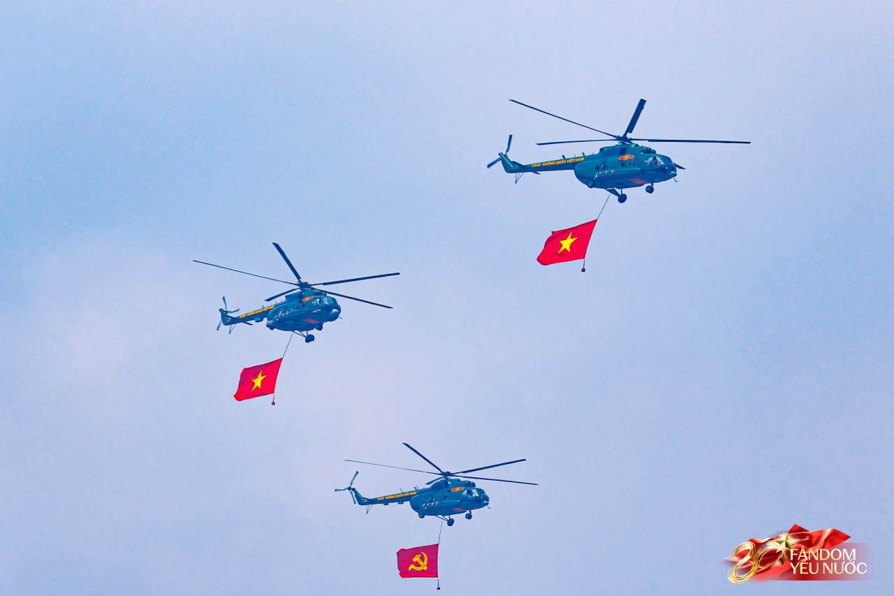 Mãn nhãn: Trực thăng kéo cờ, tiêm kích xé gió bay lượn trên bầu trời Hà Nội, người dân thích thú hò reo theo những tiếng vang rền- Ảnh 1.