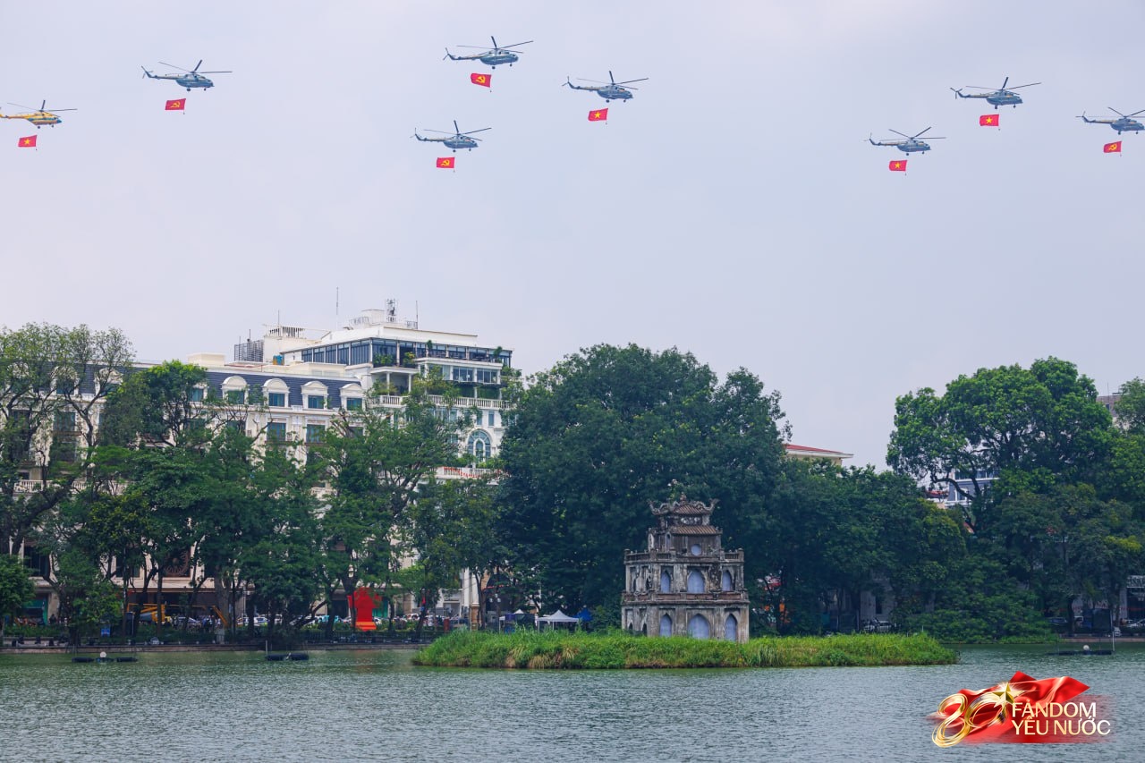Mãn nhãn: Trực thăng kéo cờ, tiêm kích xé gió bay lượn trên bầu trời Hà Nội, người dân thích thú hò reo theo những tiếng vang rền- Ảnh 2.